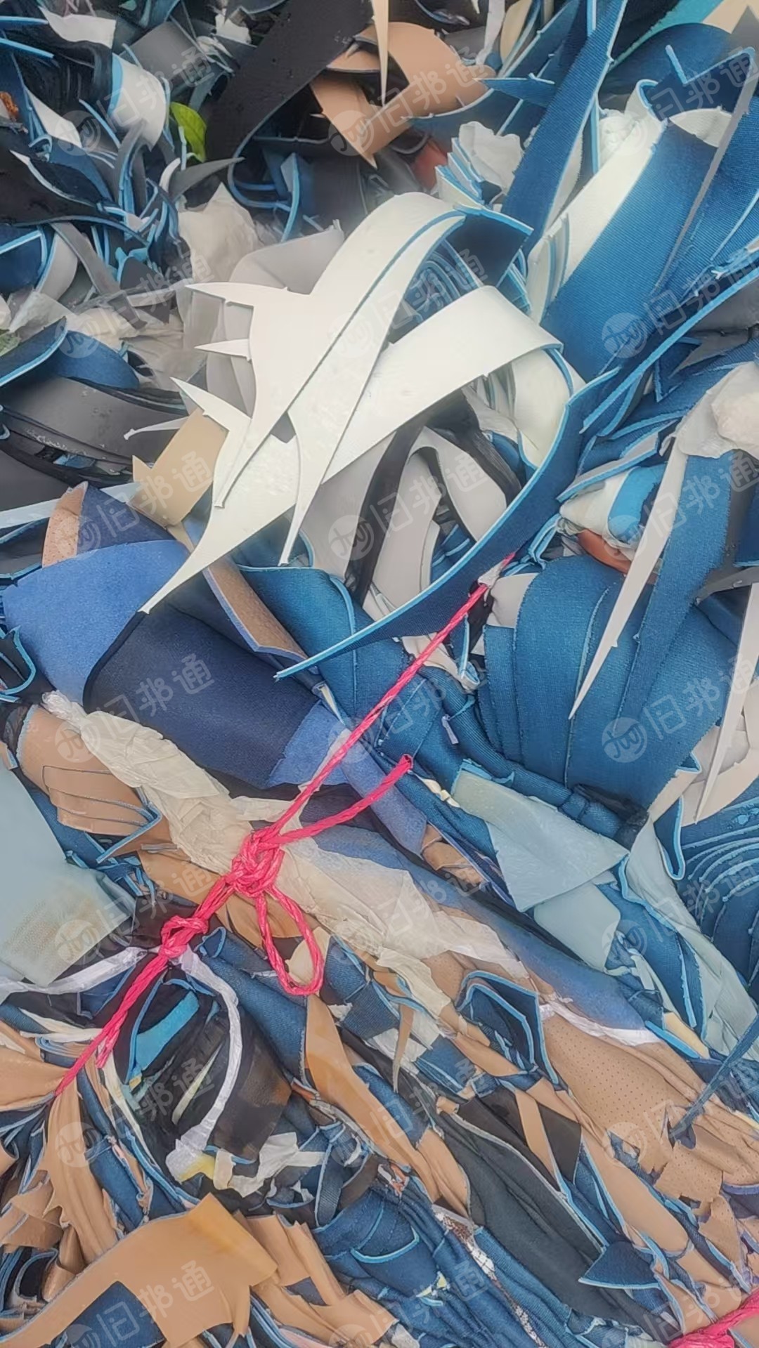 出售汽车座椅套边料,主要是革,海绵,布一起的,