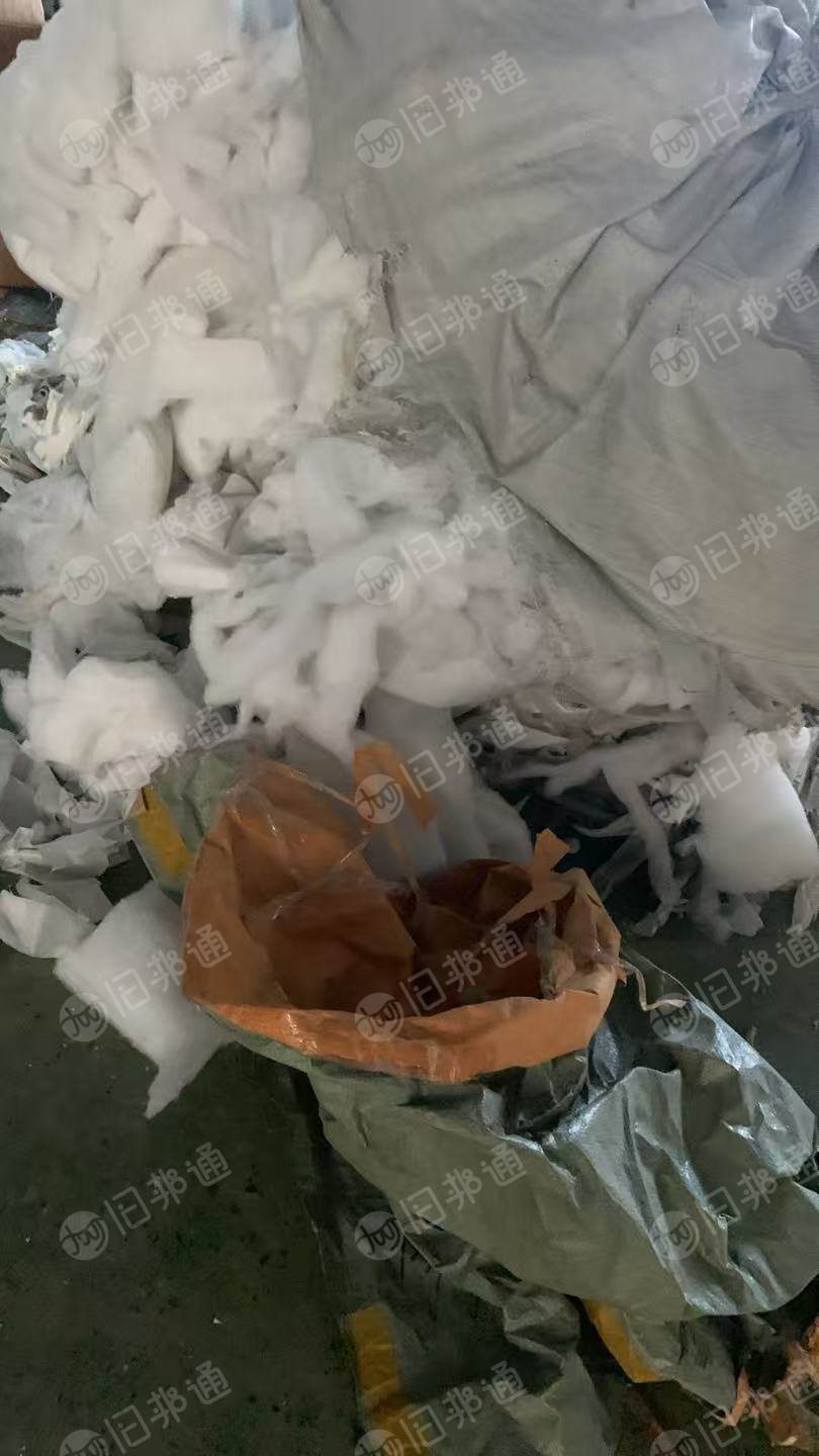 厂家长期出售床垫厂的下脚料，涤纶废布，丝绵下脚料都有，分开卖，货在江苏盐城