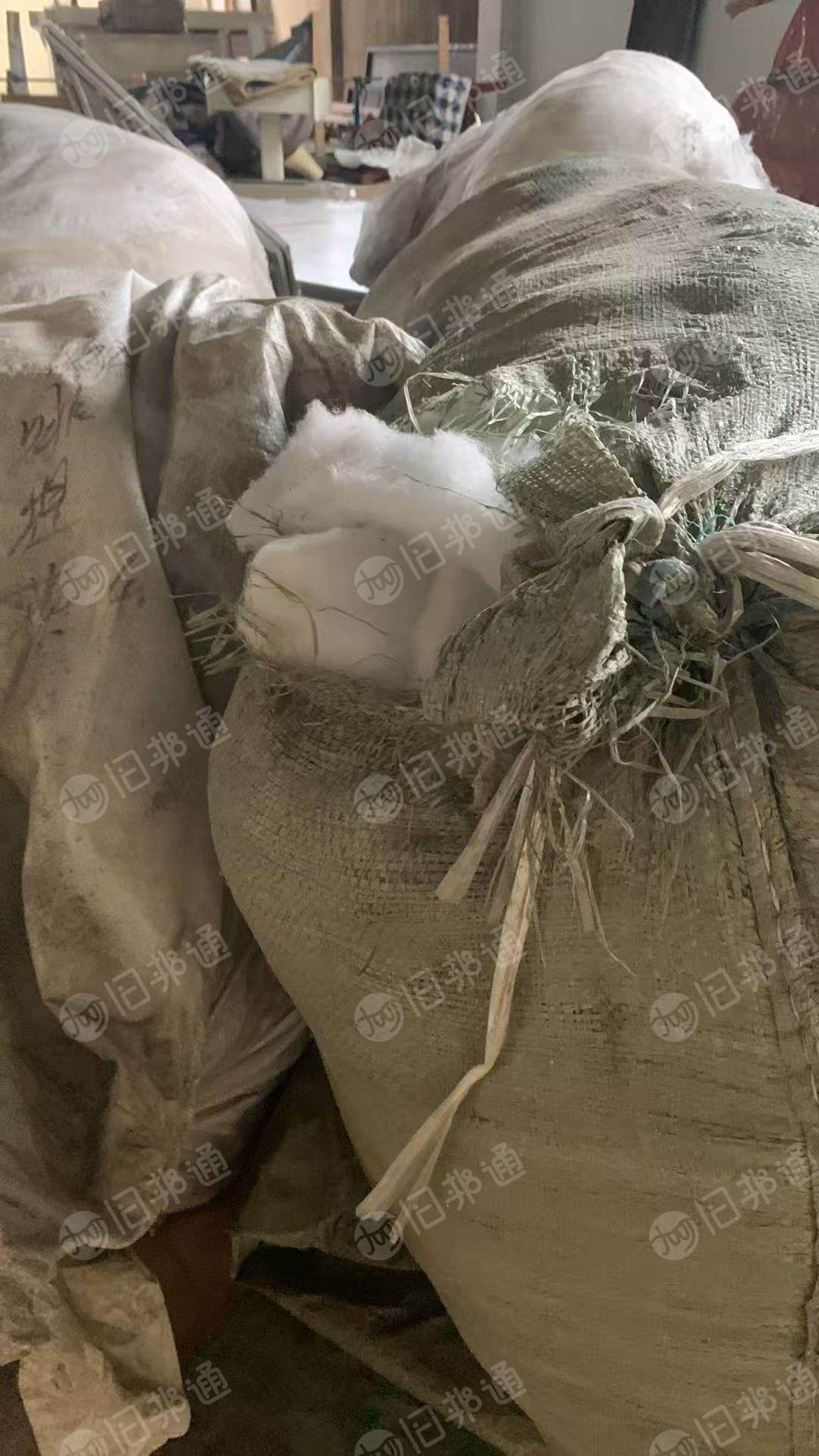厂家长期出售床垫厂的下脚料，涤纶废布，丝绵下脚料都有，分开卖，货在江苏盐城