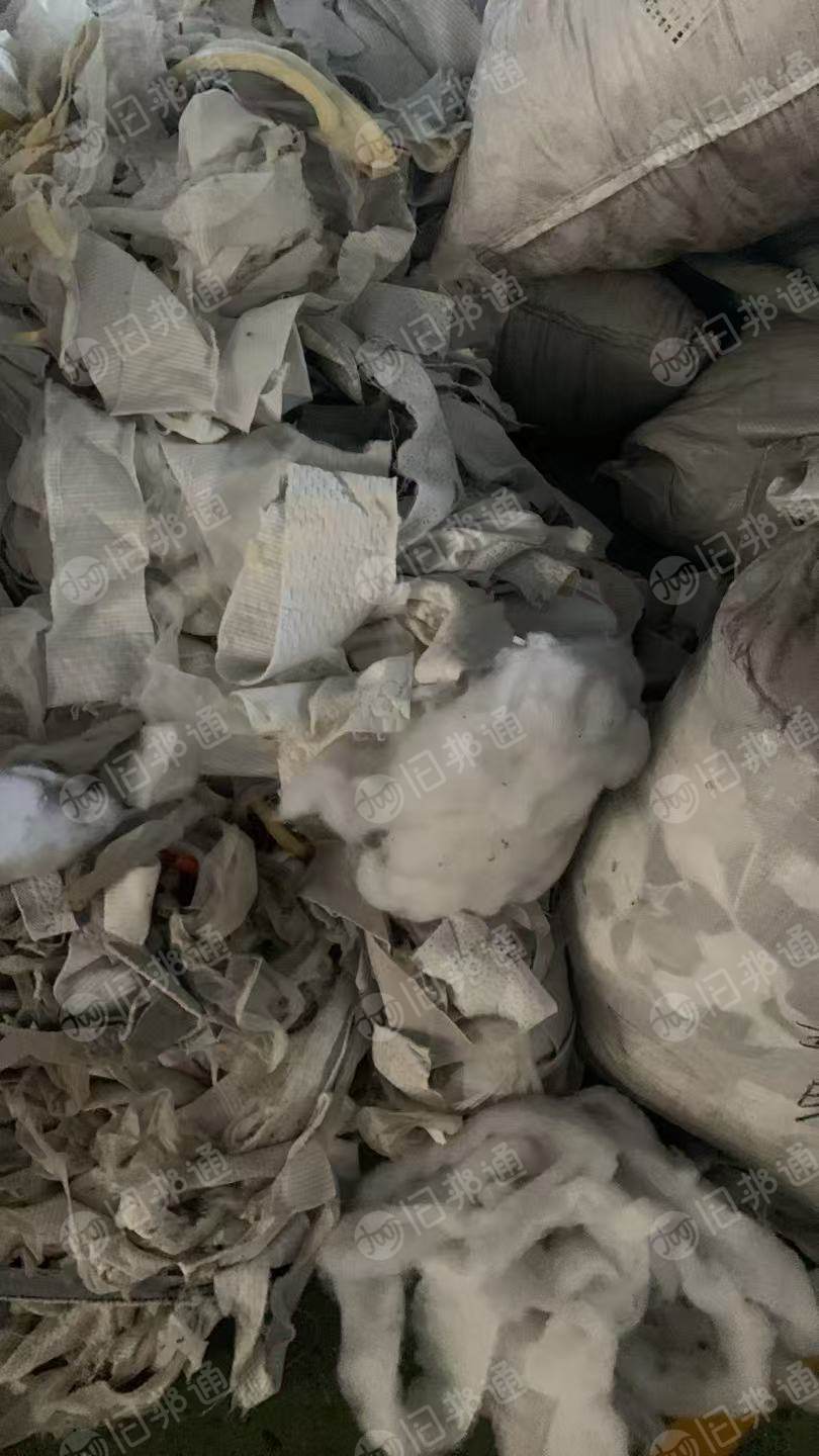 厂家长期出售床垫厂的下脚料，涤纶废布，丝绵下脚料都有，分开卖，货在江苏盐城