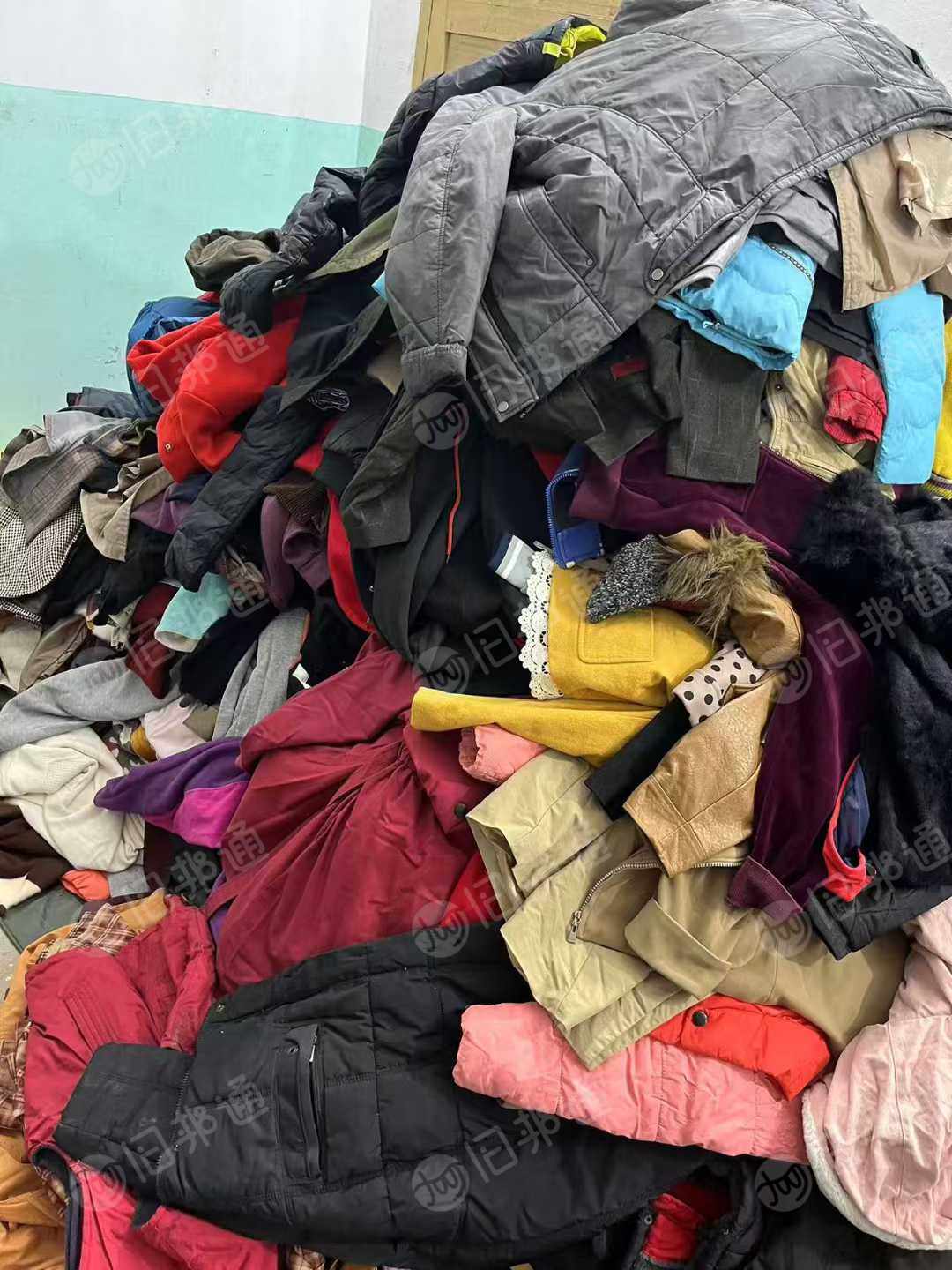 长期出售旧衣服黑料，下脚料，燃烧料，月供10吨左右，货在湖南岳阳
