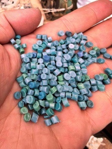 长期出售PE花高压颗粒，4张100网，吹膜专用