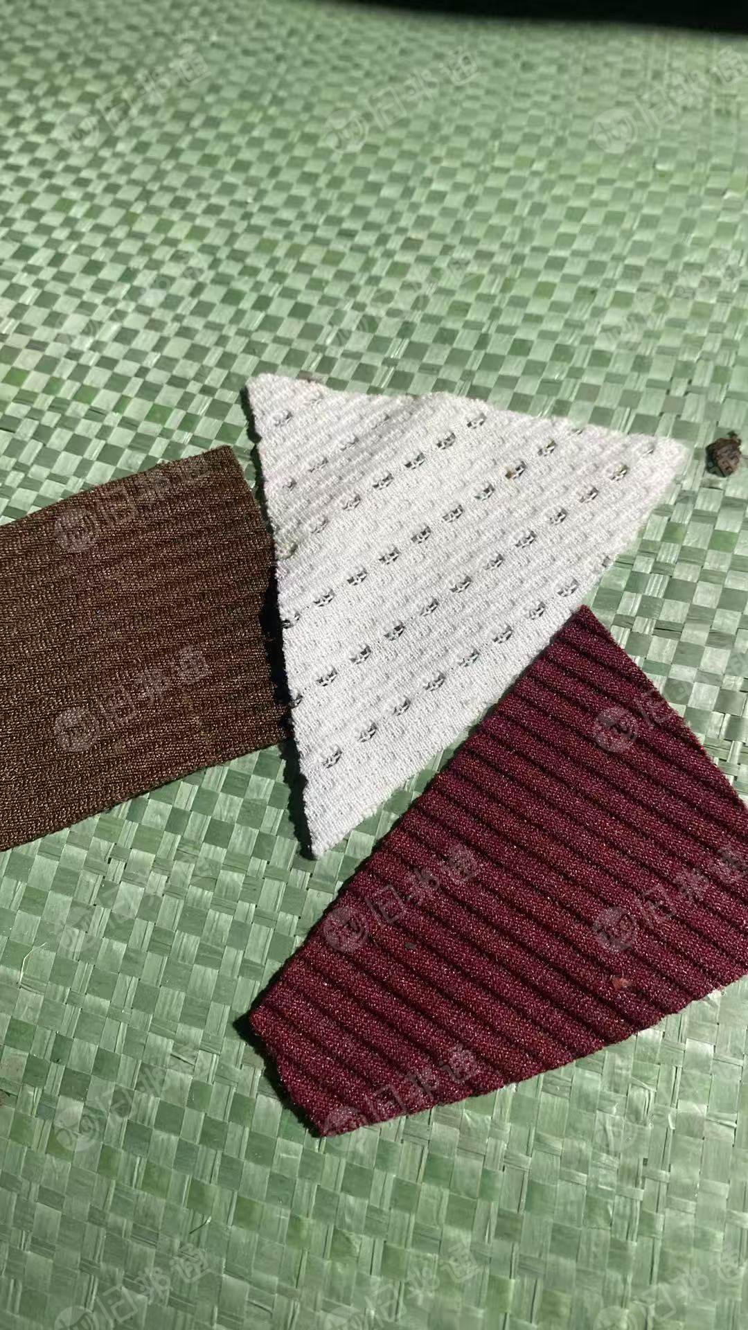 出售尼龙楼梯布边角料，带胶的，杂色的，现货有十几吨