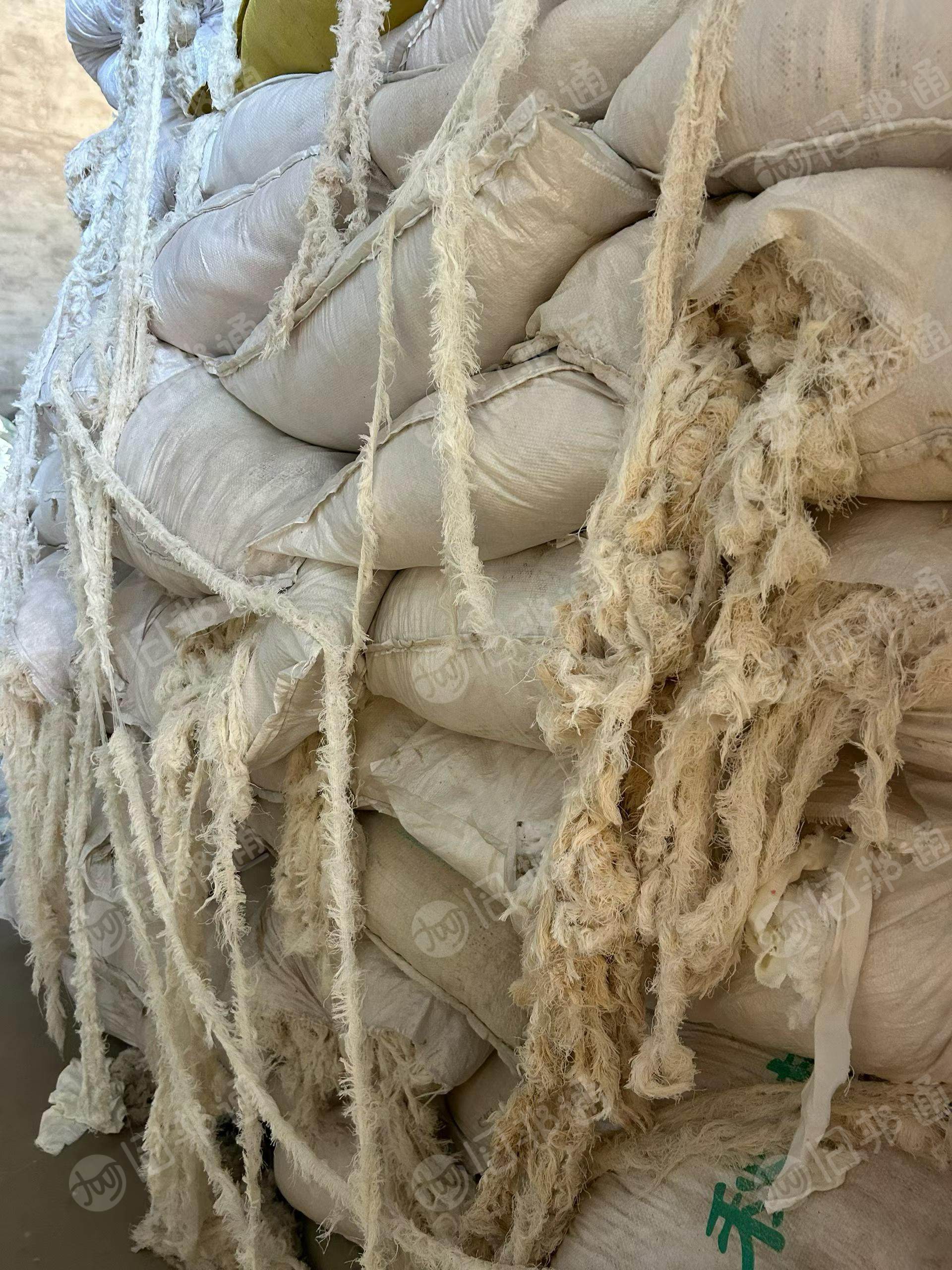 长期出售气流纺下来的涤棉混纺布边，涤棉布边纱，含棉40，现货9.6一车，可纺21支以内，在河北保定