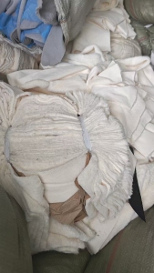 长期出售服装厂下来的涤纶废布，牛筋布，涂层布，都有分拣开来，货在安徽安庆