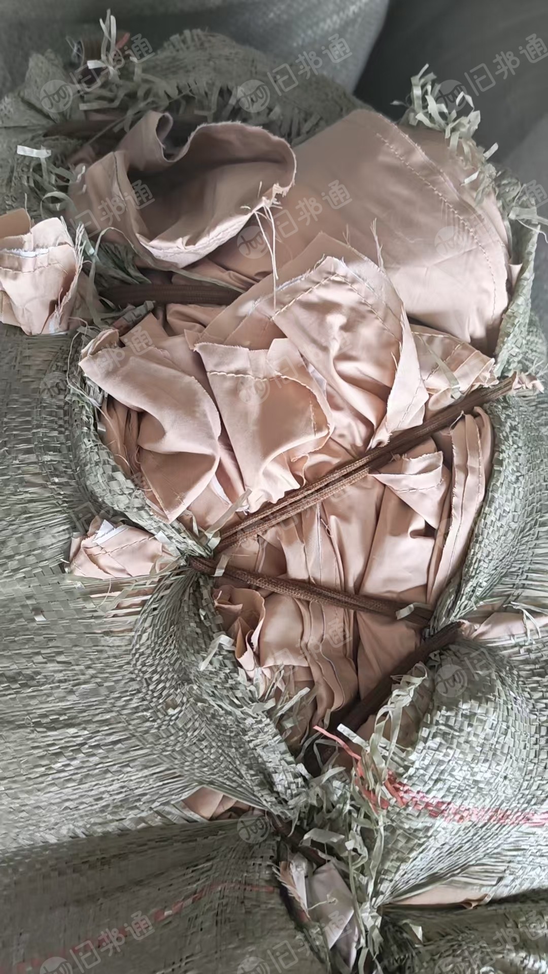 长期出售服装厂下来的涤纶废布，牛筋布，涂层布，都有分拣开来，货在安徽安庆
