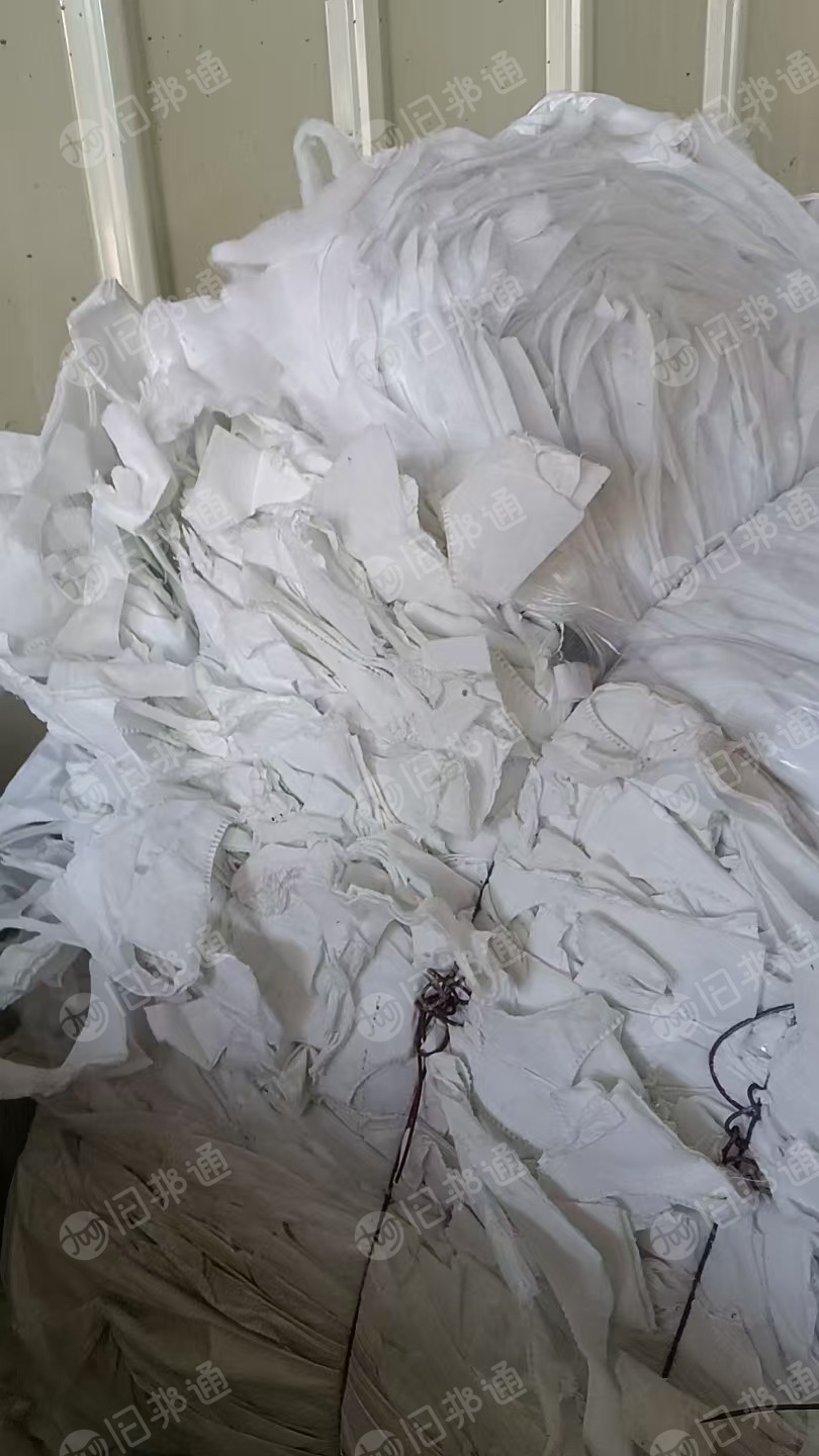 长期出售白色口罩边角料，涤纶，涤棉都有，月供20吨左右，货在广东肇庆