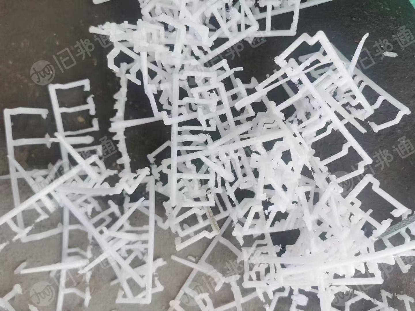 出售PE水口枝，PP水口枝，总的现货十多吨，两种分开装