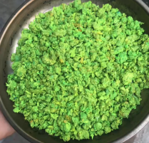 长期出售氨纶泡料，氨纶泡泡料，日产60-70吨，黑红绿蓝驼花白三色都有，在湖北天门