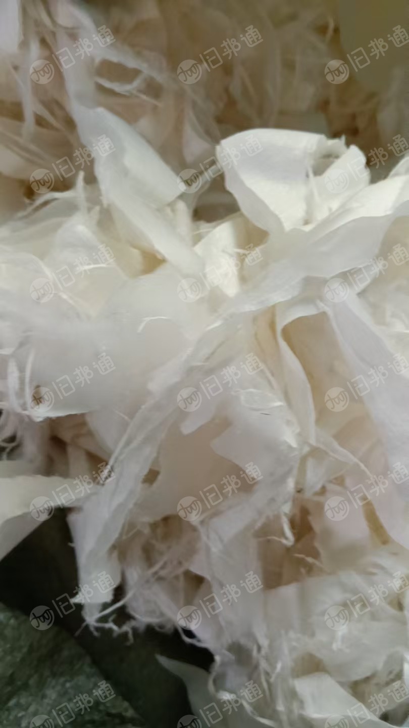 长期出售丝绵，布边边角料，一层棉一层布pet，生产棉被的下脚料，现货1车，货在山东临沂