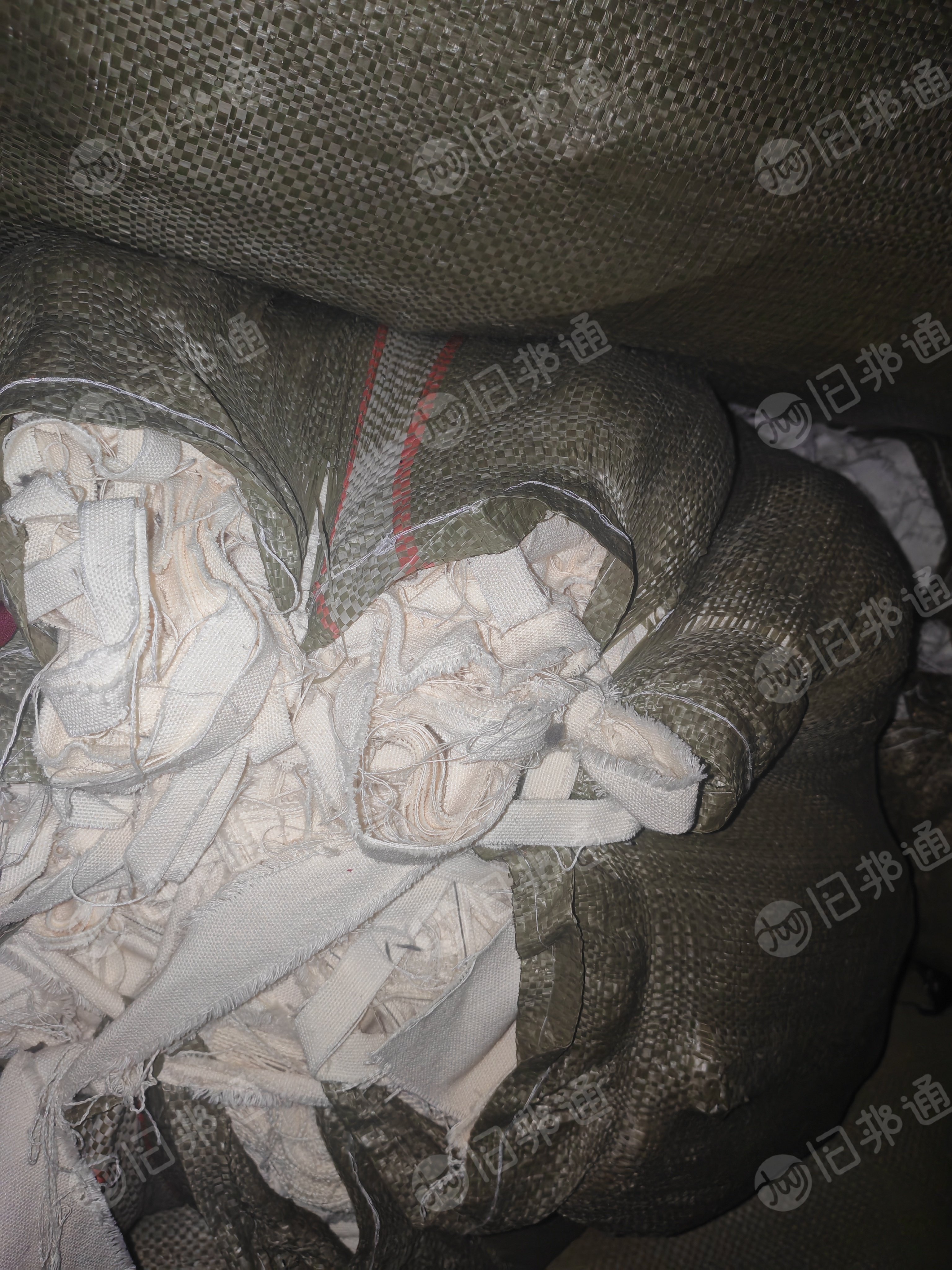 长期出售帆布包的涤棉白布，每个月稳定几十吨，本白和漂白混着，货在四川成都