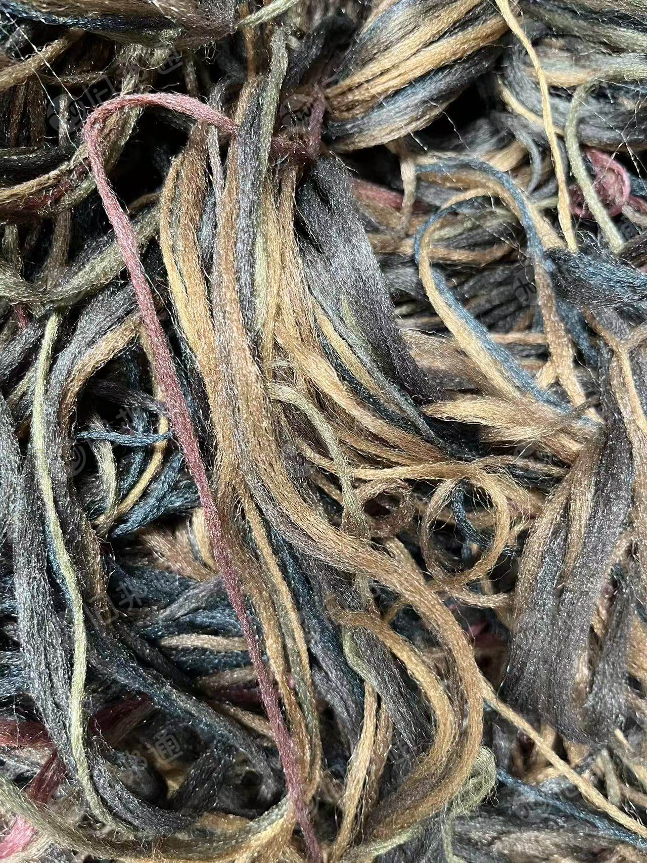 出售造纸厂下来的丙纶废丝，丙纶丝，基本上都是杂色的，现货30吨，货在江西九江