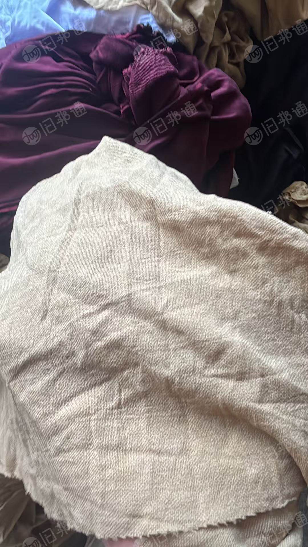 长期出售纯涤纶废布，涤纶造粒布，杂色，月供100吨左右，货在浙江绍兴