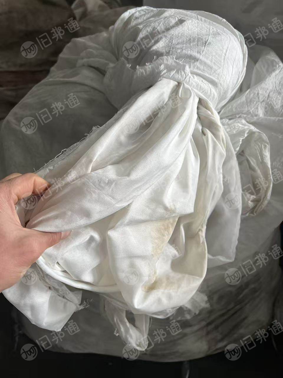 长期出售白色涤纶废布，涤纶磨毛布，含水20%，月供30吨，货在山东潍坊