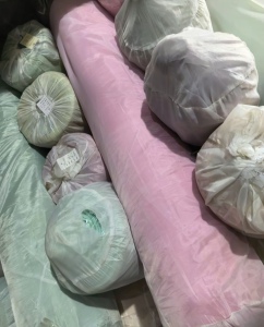 出售一批羊毛布，库存布，正面是羊毛，反面是聚酯纤维，门幅1米4，现货50吨，在浙江嘉兴