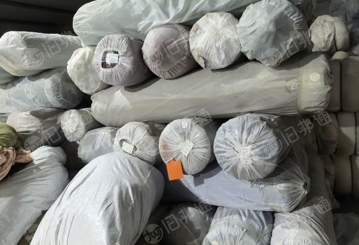 出售一批羊毛布，库存布，正面是羊毛，反面是聚酯纤维，门幅1米4，现货50吨，在浙江嘉兴