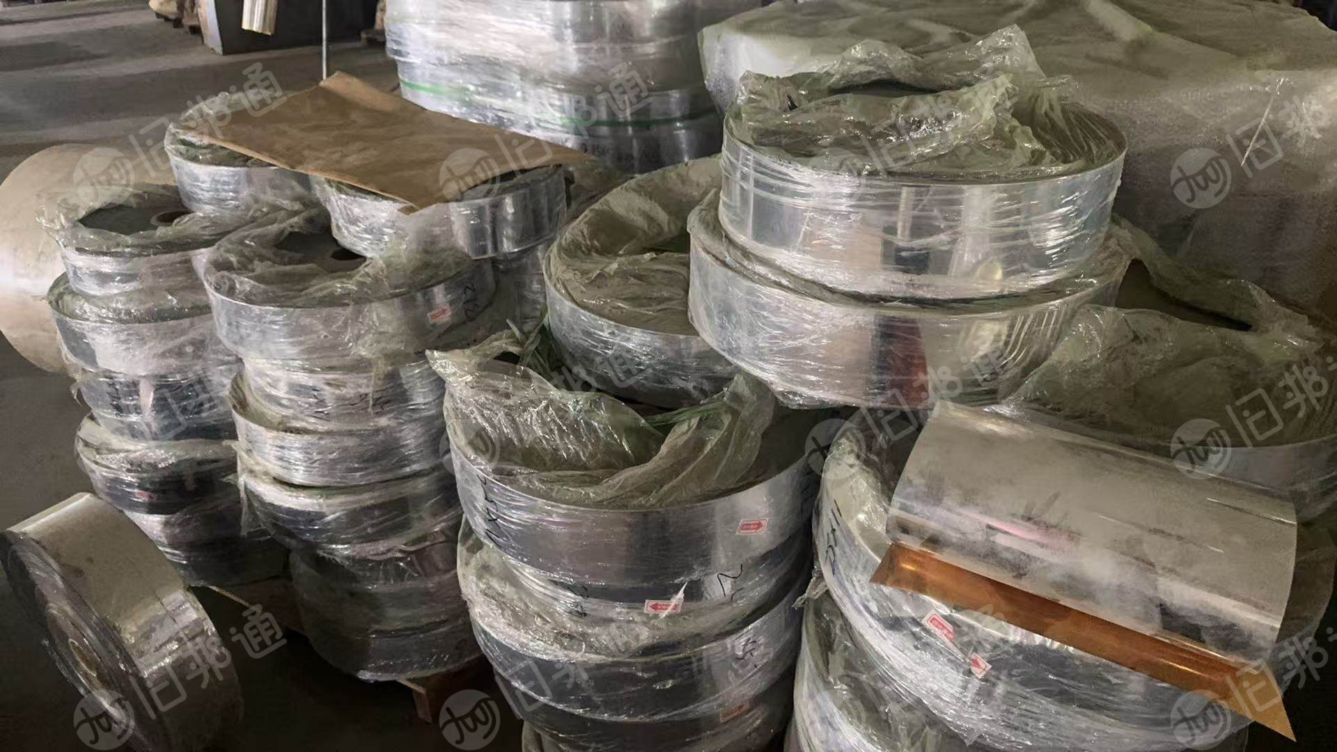 出售PET镀铝膜卷膜，厚度5C，现货十几吨，可以直接打粉用