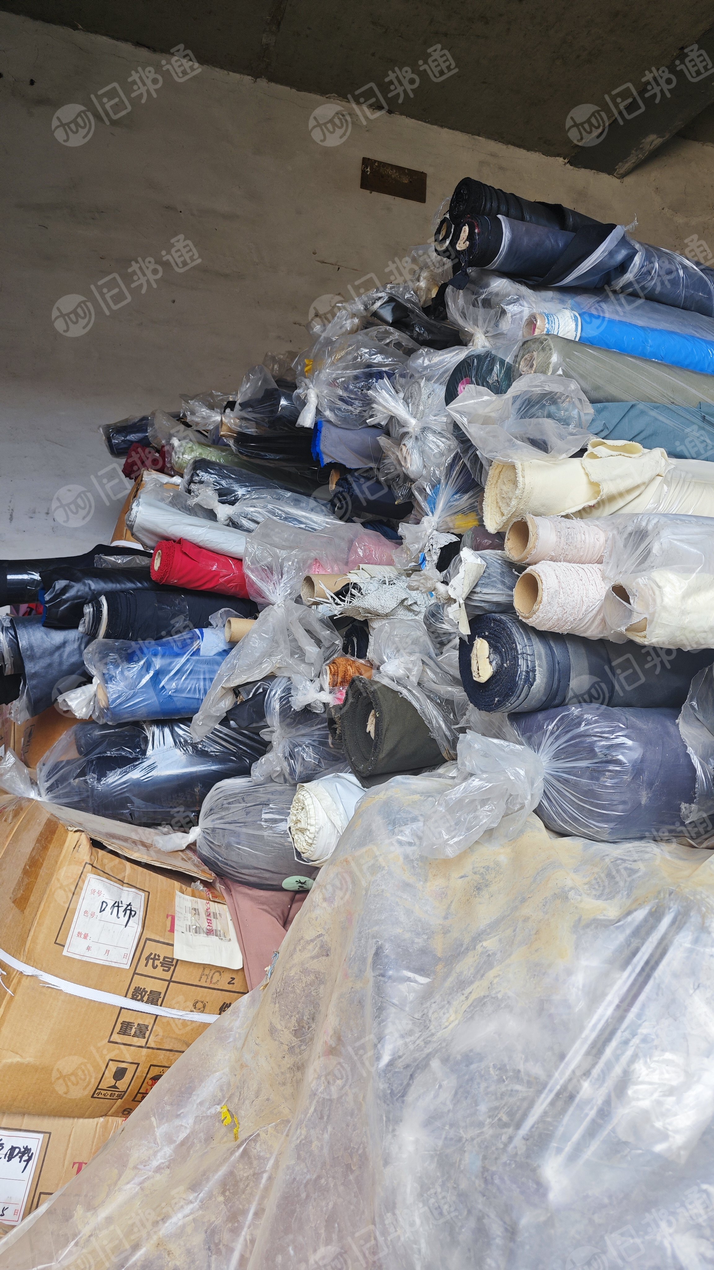 长期出售涤纶布，锦纶布，都是小卷布，库存布，处理布，做羽绒服用的，门幅1.5米左右