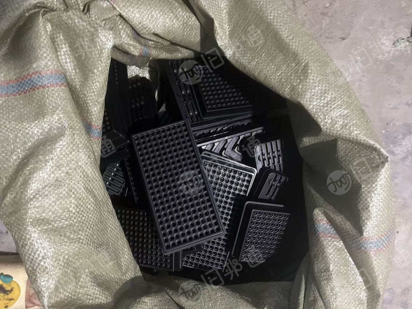 出售电子厂下来的pet吸塑盒废料，有白和黑两种，带标签