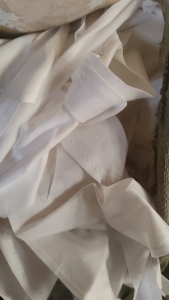 长期出售涤纶废布，涤纶边角料，有分拣的，有白色，浅色，黑色，混色，白色够6.8一车，在山东淄博