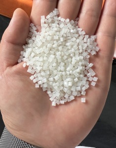 长期出售大厂的PET滑膜切片，粘度0.55左右，过150目，现货五百多吨