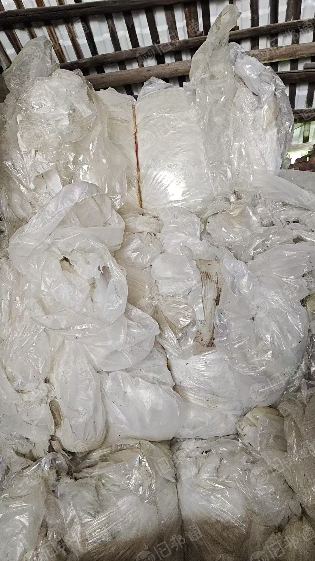 出售pet膜废料，不带胶不带涂层，包装厂下来，一级二级混打在一起的，现货20吨左右
