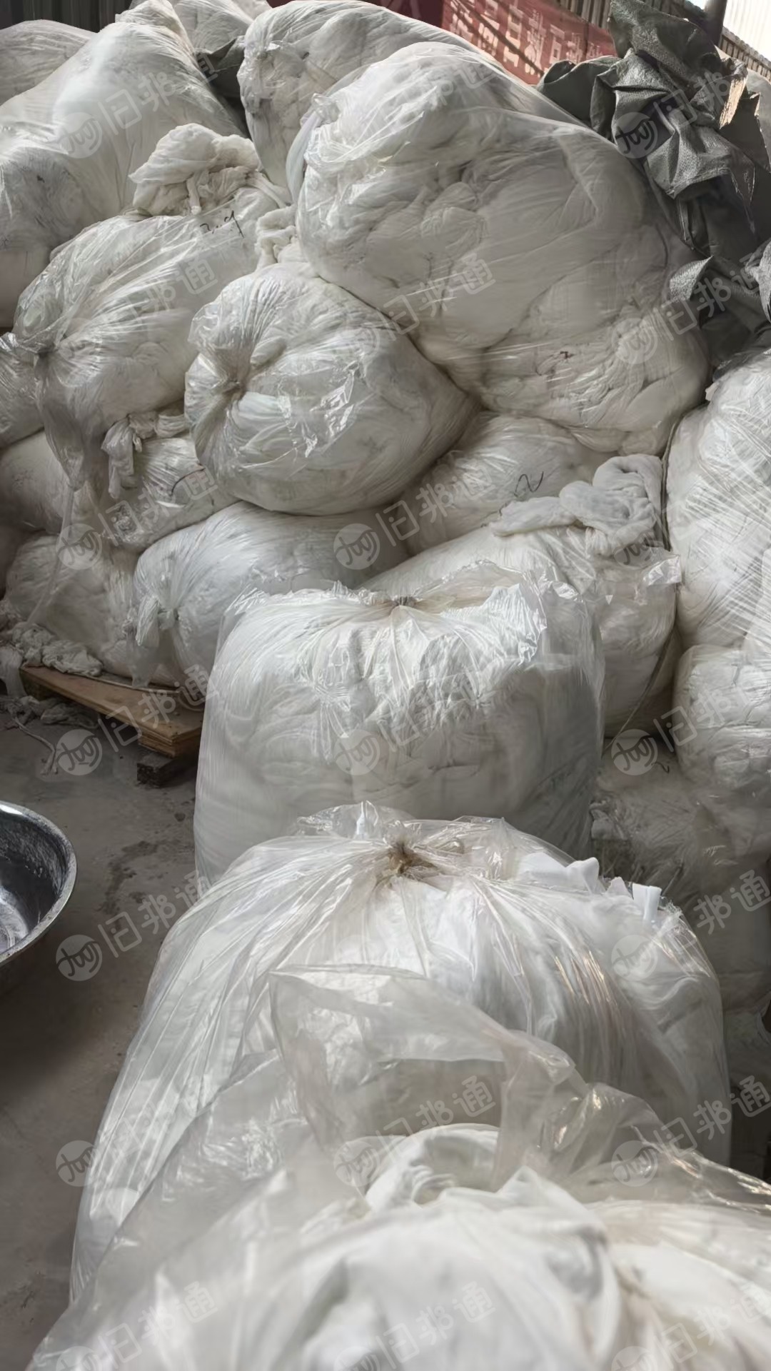 长期出售白色涤纶废布，圆机废布，涤纶造粒布，现货有七八吨，货在河南许昌