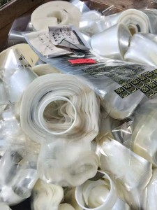 长期出售pet膜废料，没胶带的是背光源的，厚度比较厚，有胶带的是液晶显示屏上面的