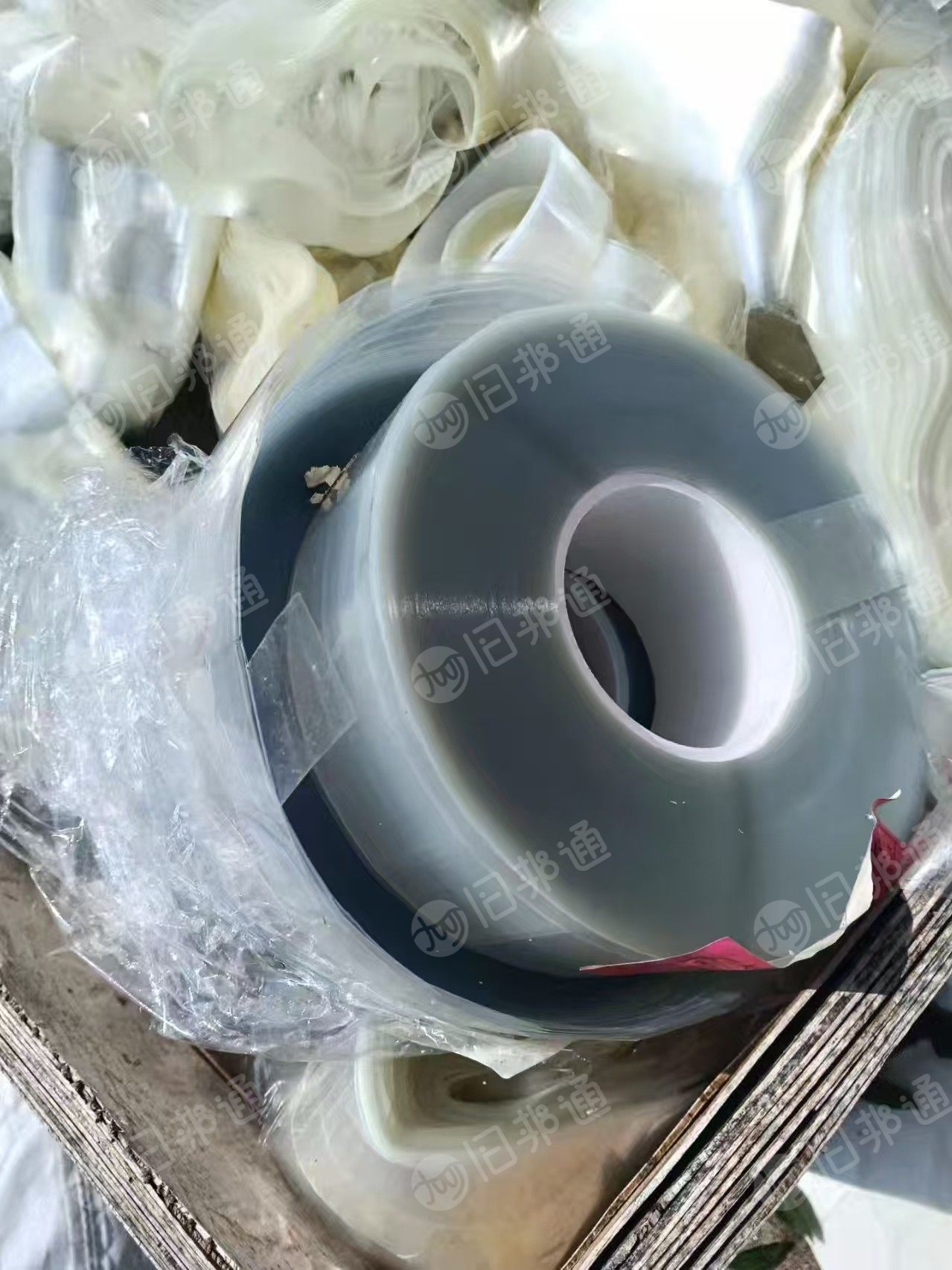长期出售pet膜废料，没胶带的是背光源的，厚度比较厚，有胶带的是液晶显示屏上面的
