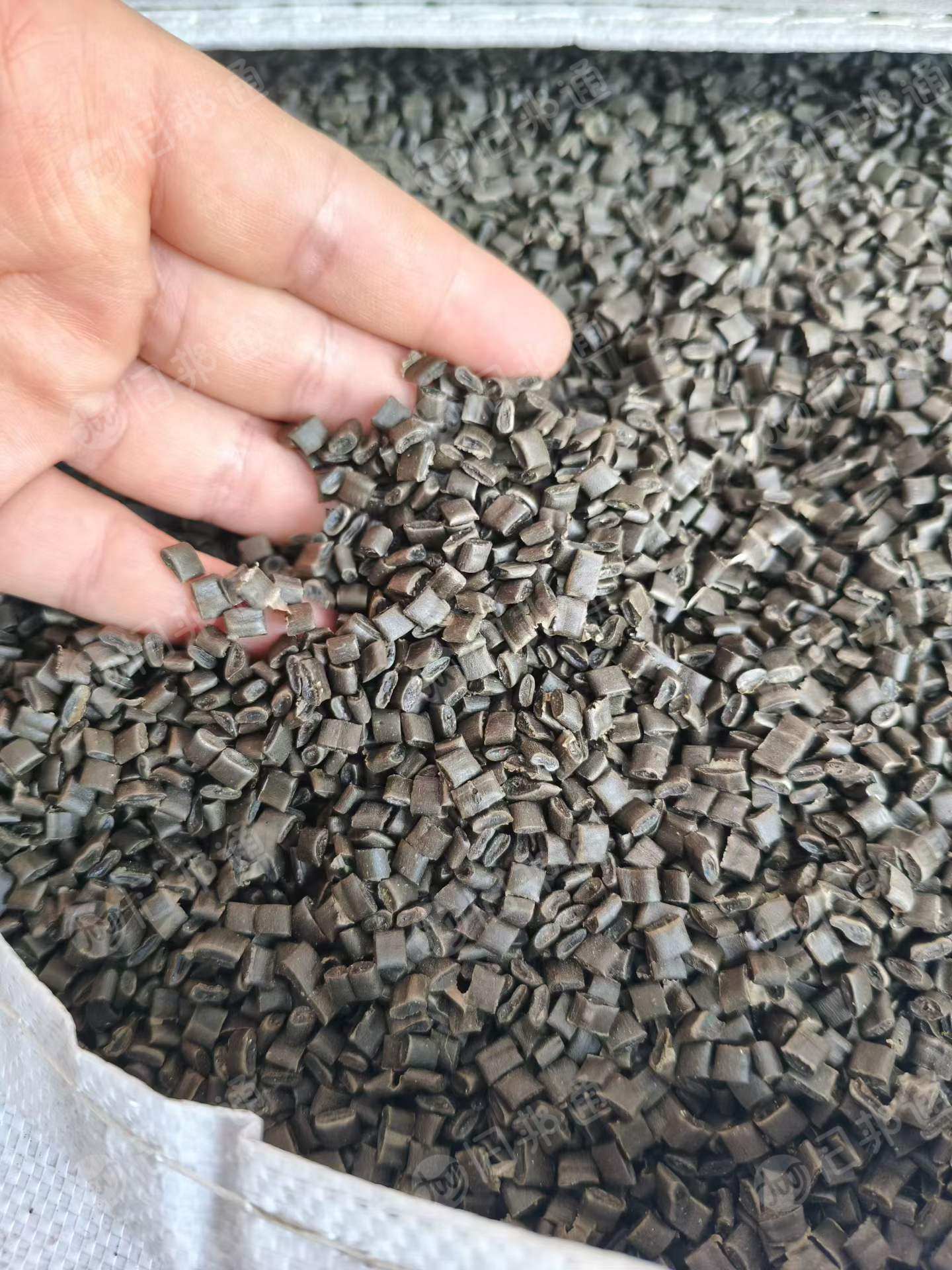 出售塑料袋垃圾袋塑料地膜杂膜颗粒,价格1500元/吨,可做果框、自行车脚蹬子,量大