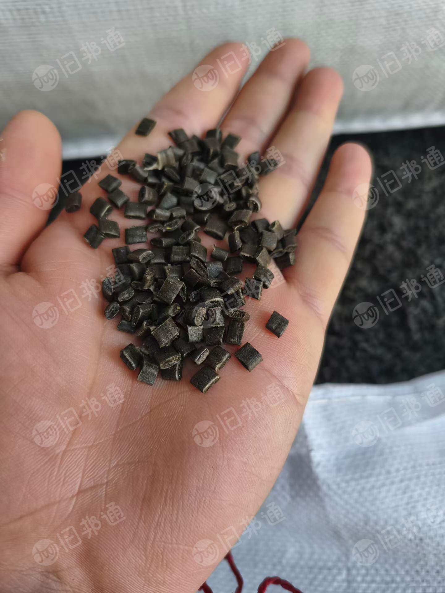 出售塑料袋垃圾袋塑料地膜杂膜颗粒，价格1500元/吨，可做果框、自行车脚蹬子，量大
