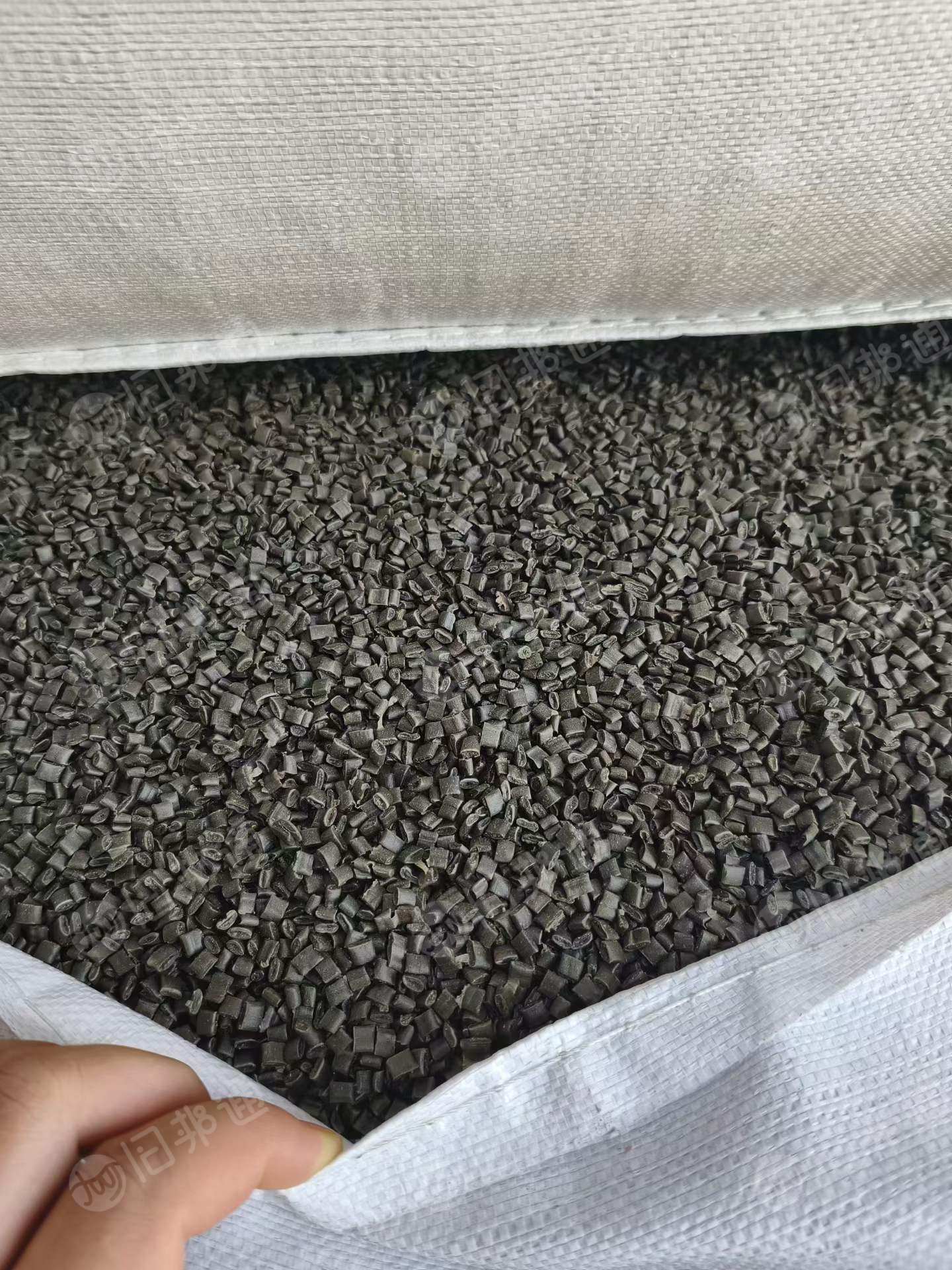出售塑料袋垃圾袋塑料地膜杂膜颗粒,价格1500元/吨,可做果框、自行车脚蹬子,量大