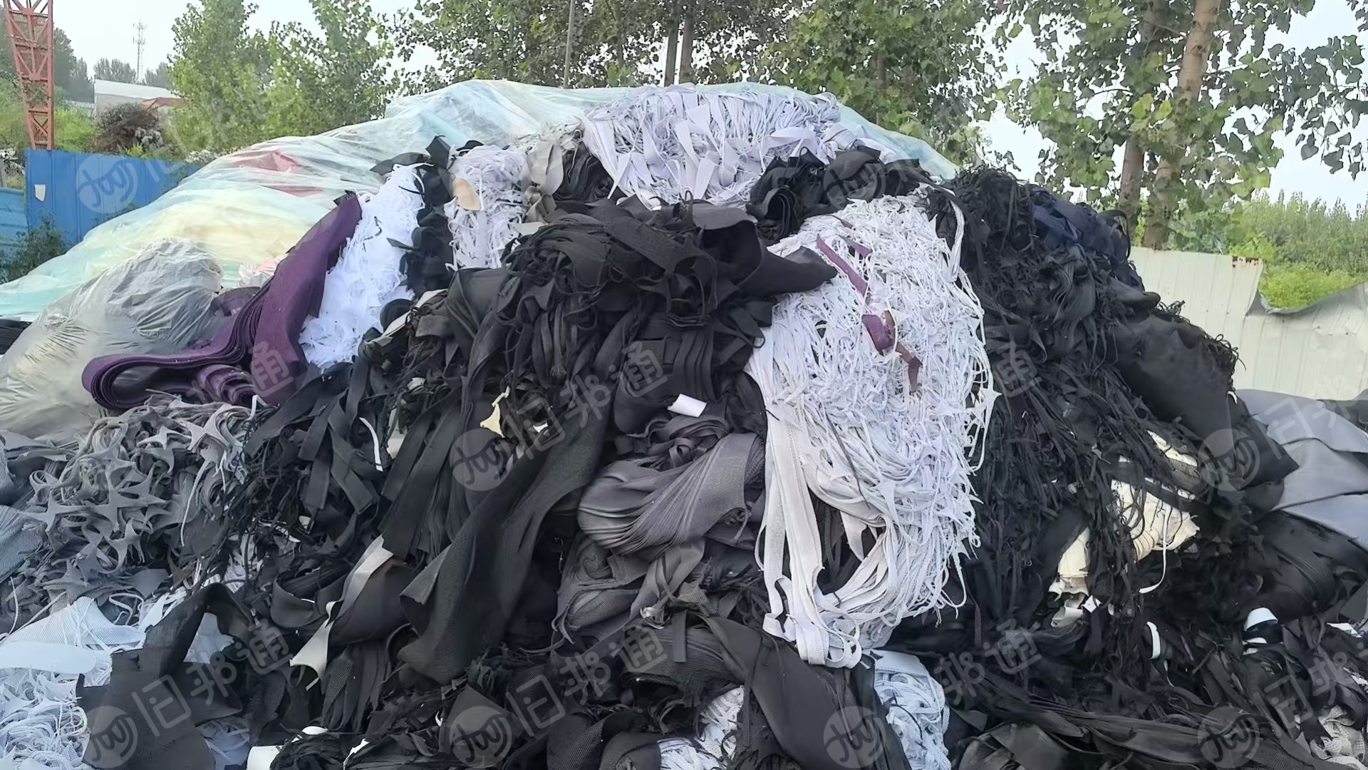 长期出售箱包厂下来的涤锦废布,涤锦边角料,锦纶含量60-70,现货20吨,在河北保定