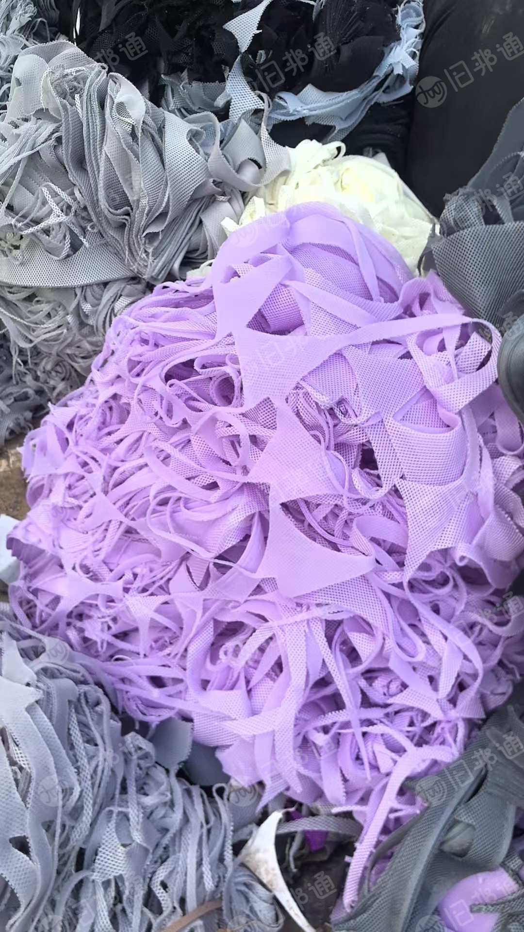 长期出售箱包厂下来的涤锦废布,涤锦边角料,锦纶含量60-70,现货20吨,在河北保定