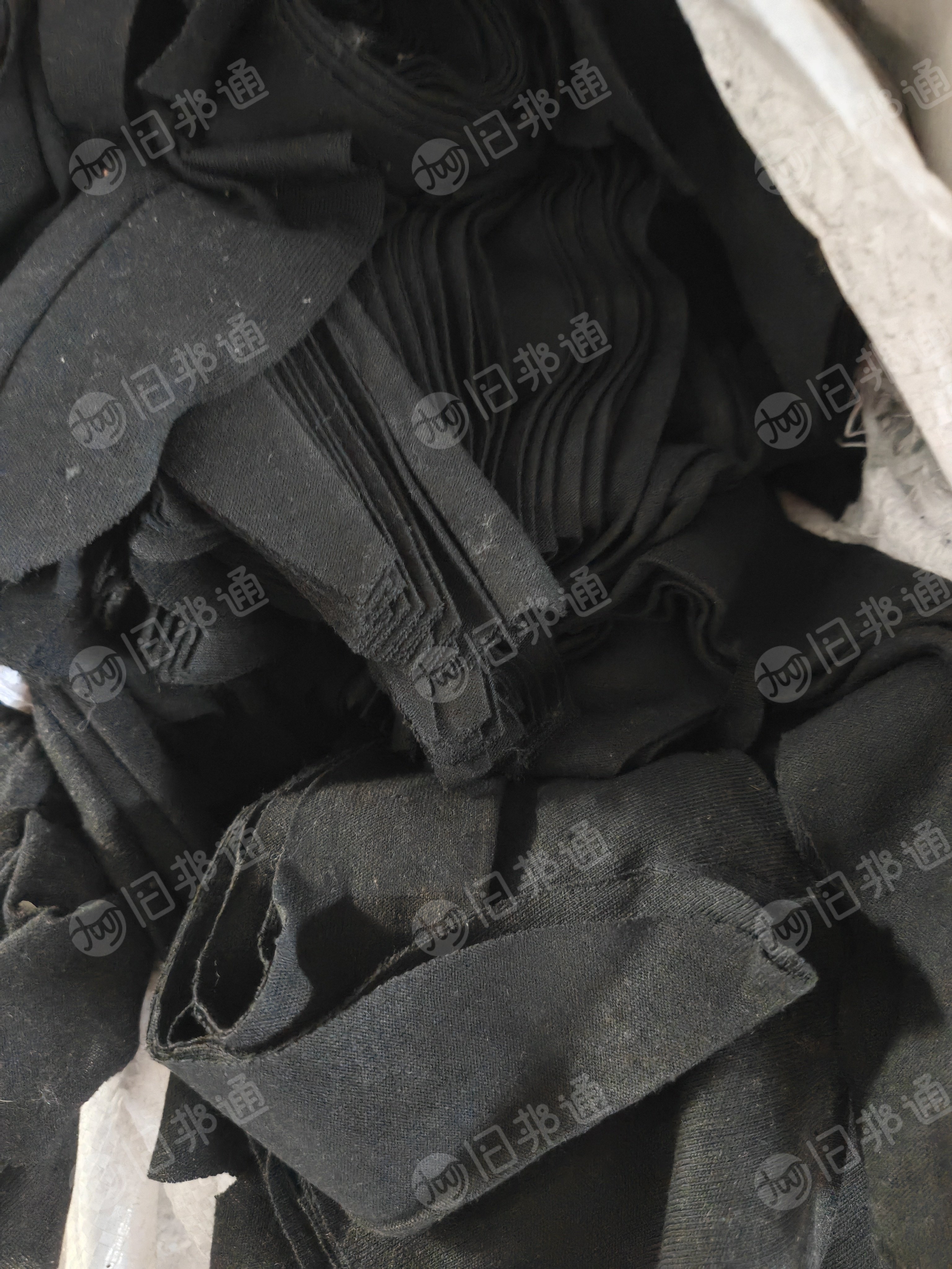 长期出售服装厂下脚料，各种颜色分拣好，纯棉，涤纶，涤棉，每个月稳定30吨，适合做擦机布