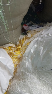长期出售加工下来的淋膜纸边角料，多种颜色