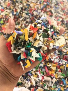 长期出售花色pp涂料桶破碎料，含少量聚丙，现货17吨