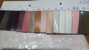 出售库存皮革，0.7超纤皮革，开边珠，一件30多米，有100多件，可以做鞋用，货在浙江温州