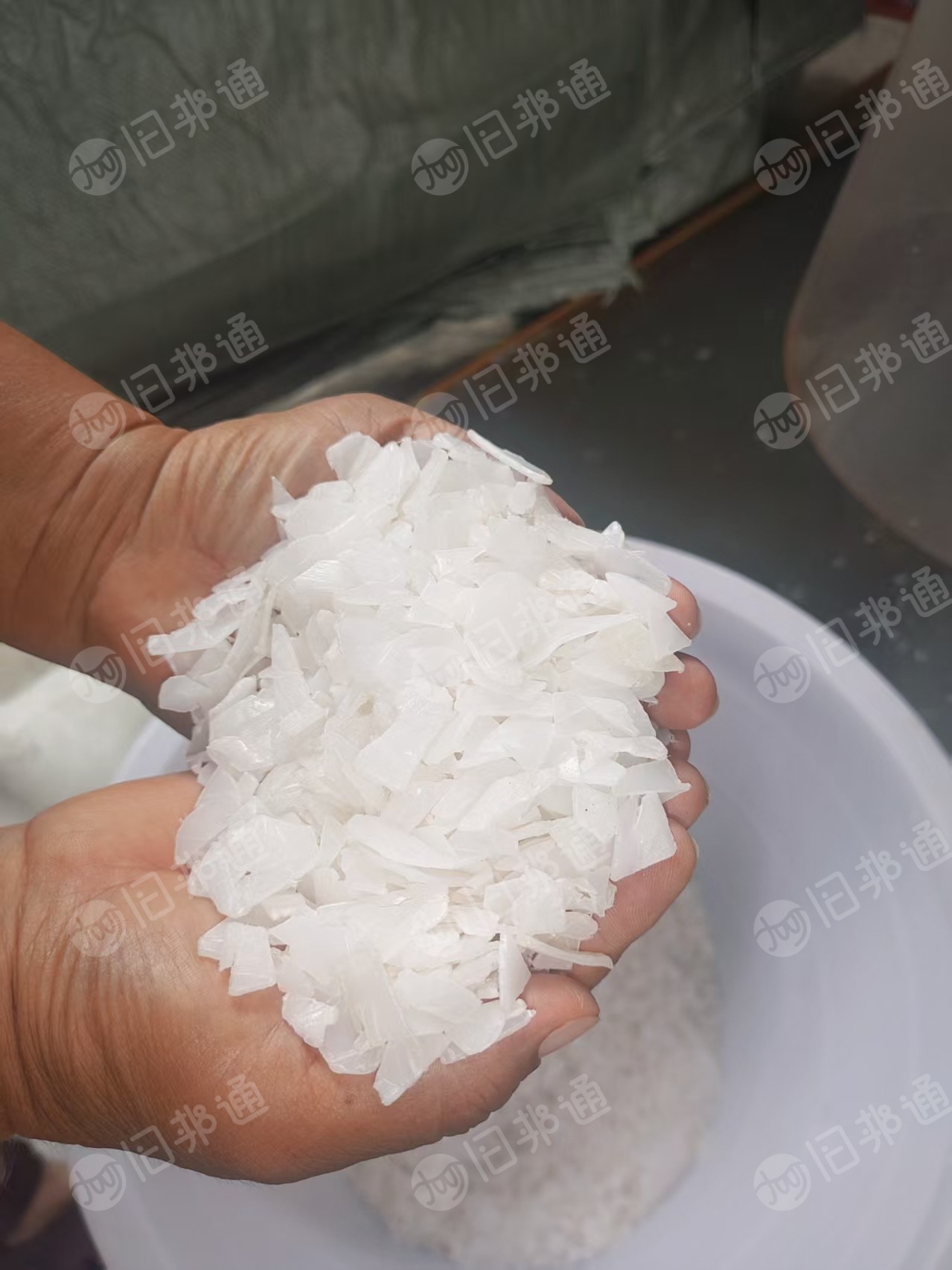 长期出售pp吊瓶破碎料，纯瓶头，瓶头瓶身混破的都有，用色选机，胶塞都分开