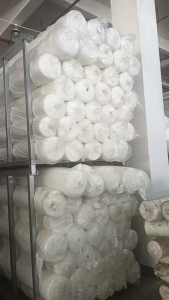 长期出售库存布，白色牛奶丝，同一批号，门幅1.9米，克重110-130，现货10吨左右，货在浙江绍兴