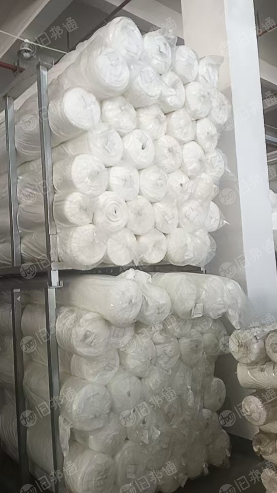 长期出售库存布,白色牛奶丝,同一批号,门幅1.9米,克重110-130,现货10吨左右,货在浙江绍兴