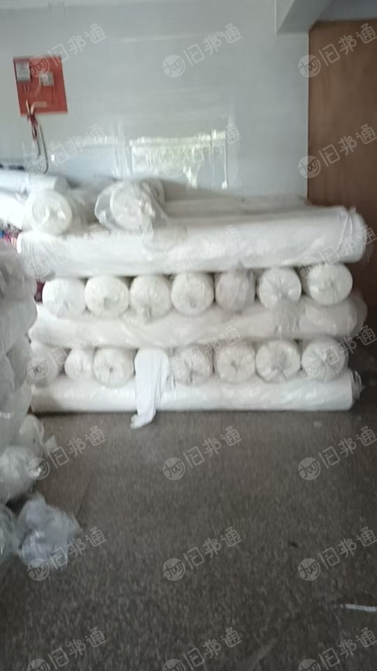 长期出售库存布,白色牛奶丝,同一批号,门幅1.9米,克重110-130,现货10吨左右,货在浙江绍兴