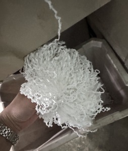 长期出售氨纶水丝，氨纶废丝，含水15，月供六七十吨，货在安徽亳州