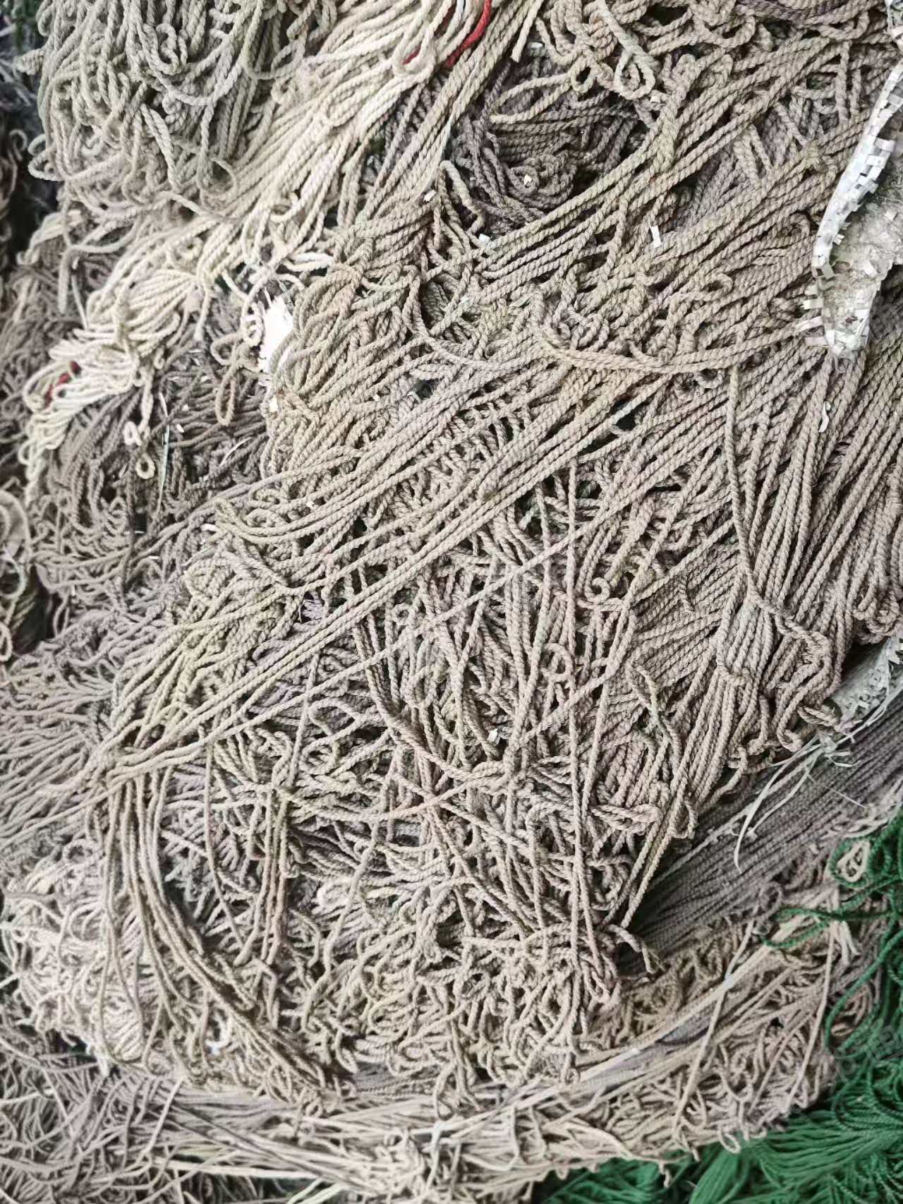 长期出售地毯厂下来的尼龙绳子，尼龙废丝，现货三十吨左右，货在河北保定