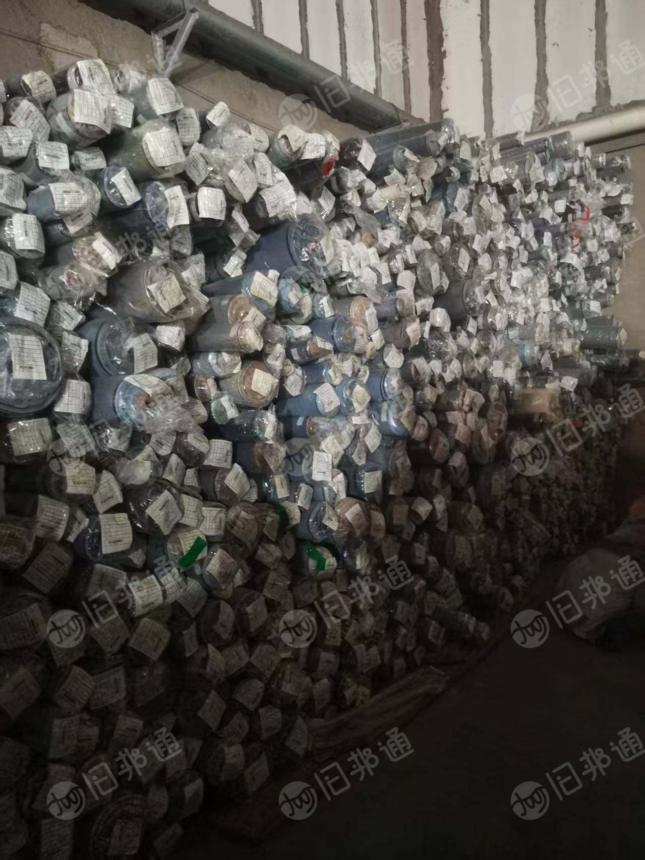 出售二等牛仔库存布，纯棉弹力牛仔布，做出口高档牛仔用，二等品，门幅1.5克重500，现货有4万多米