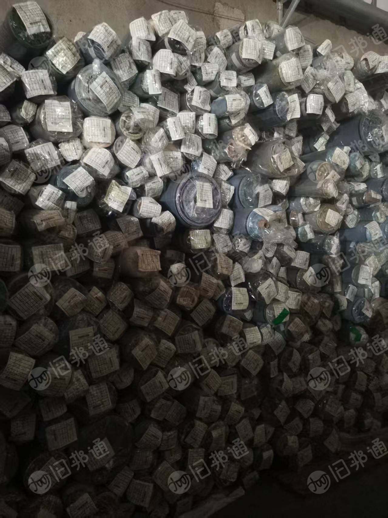 出售二等牛仔库存布，纯棉弹力牛仔布，做出口高档牛仔用，二等品，门幅1.5克重500，现货有4万多米