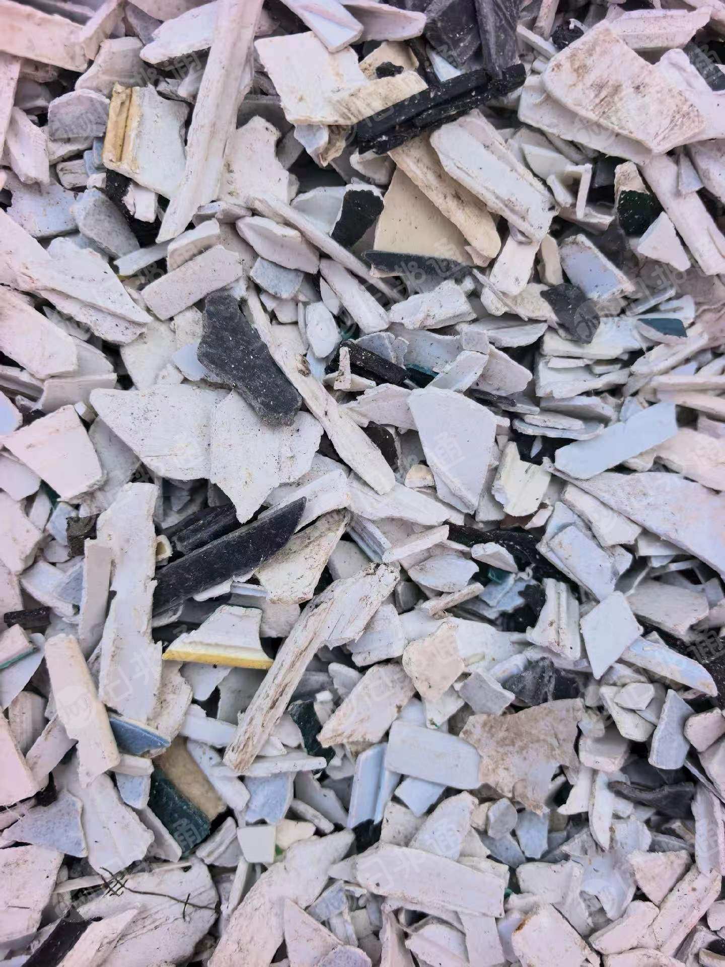长期出售PVC全彩塑钢破碎料，彩钢破碎料