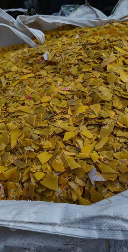 长期出售路障破碎料,红色跟黄色的有分开