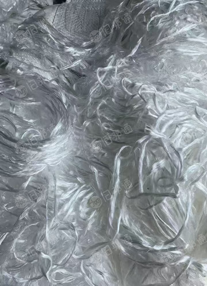 长期出售白色涤纶废丝,涤纶干丝,主要是民用丝,少部分工业丝,货在江苏无锡