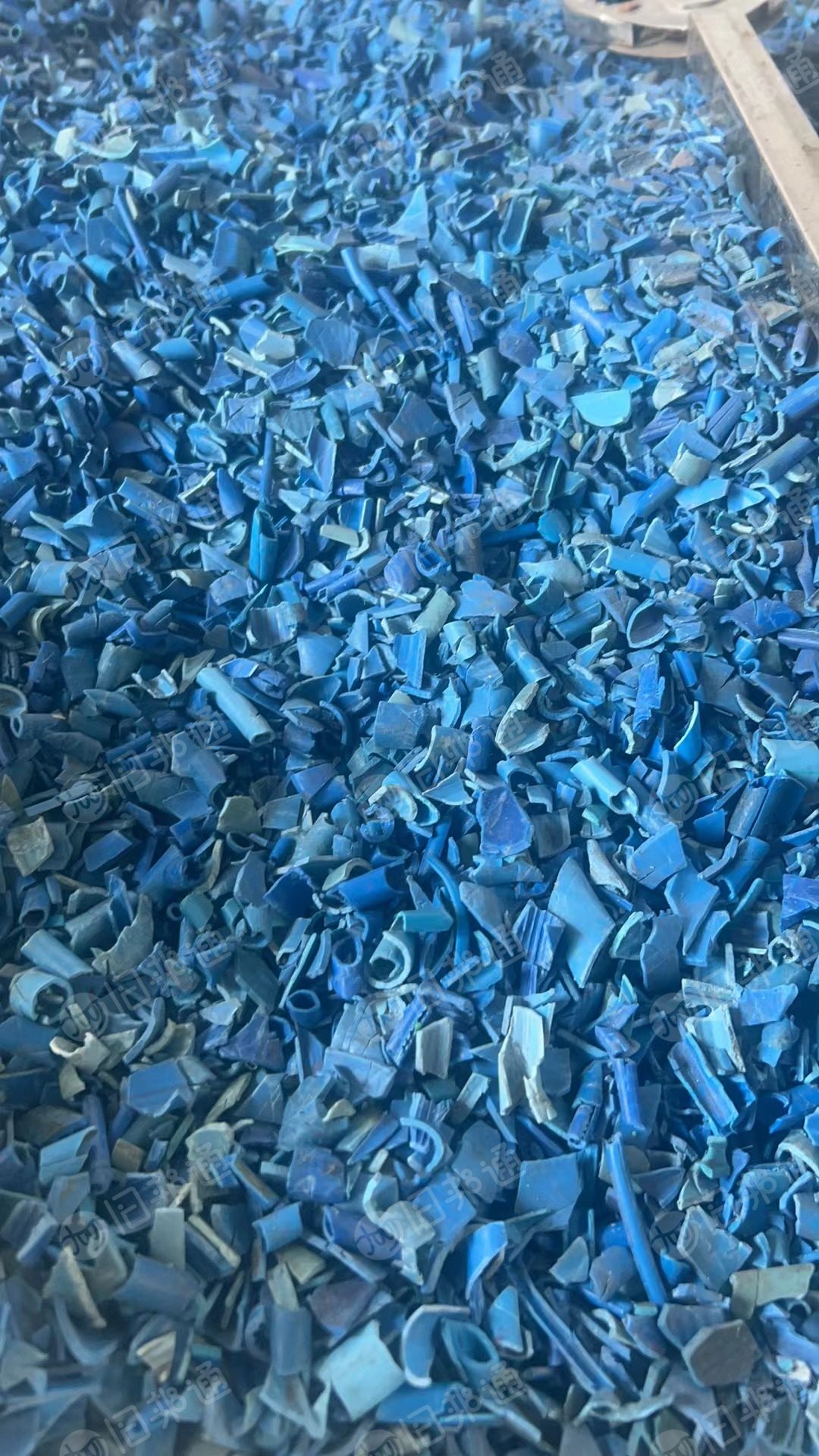 出售PVC电缆皮破碎料，红黄蓝绿一起出，一个月有三百吨
